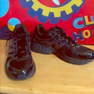 Black New Balance working tennis.